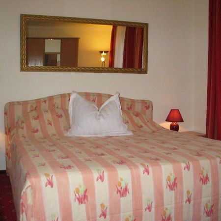 Hotel Winzerverein Целтинген-Рахтиг Екстериор снимка