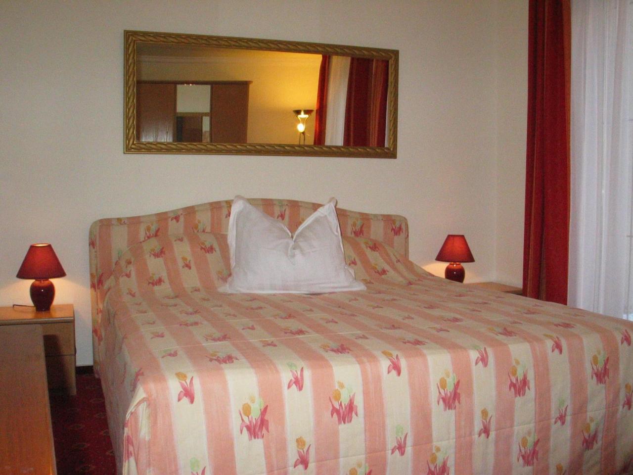 Hotel Winzerverein Целтинген-Рахтиг Екстериор снимка